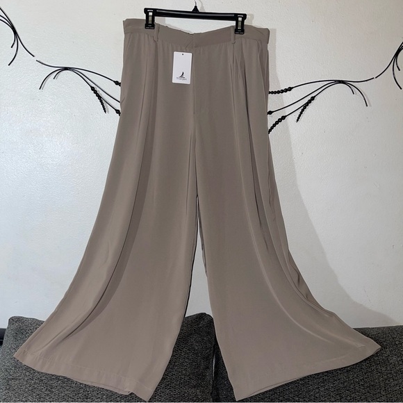 Tronjori Pants - Chic Wide-Leg Women's Pants in Mocha